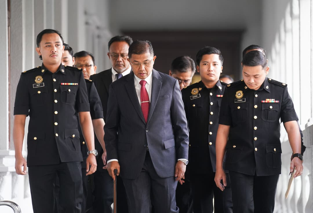 Former Armed Forces Chief Tan Sri Mohd Nizam Jaafar arrives at the Sessions Court this morning to face four charges, including abuse of power and criminal breach of trust. Photo by Rosli Talib