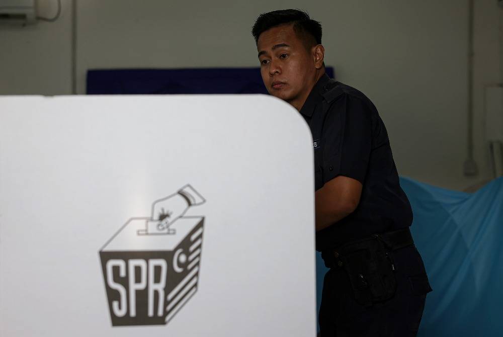 A policeman cast his early votes for the Kinabatangan parliamentary by-election and the Lamag state by-election at the Kinabatangan District Police Headquarters on Jan 20. Bernama FILE PIX