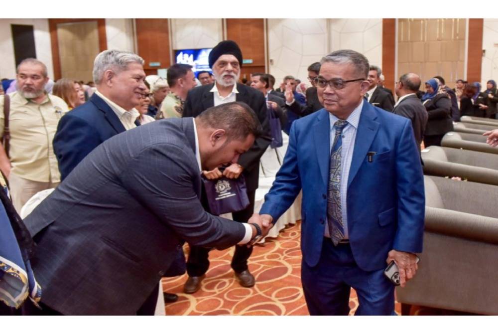 Some National Unity Ministry staff welcome Aaron at the ministry’s 2026 Address Ceremony in Putrajaya on Tuesday. — Bernama photo