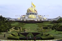 A man was arrested after his car crashed into a bollard pole and security barrier at Gate 2 of Istana Negara along Jalan Changkat Semantan early this morning. Bernama FILE PIX