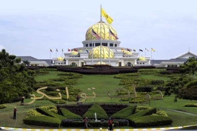 A man was arrested after his car crashed into a bollard pole and security barrier at Gate 2 of Istana Negara along Jalan Changkat Semantan early this morning. Bernama FILE PIX