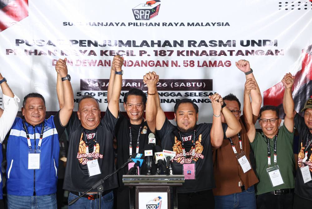 Sabah Barisan Nasional (BN) Deputy Chairman Datuk Jafry Ariffin celebrates the victory of BN candidates for the Kinabatangan parliamentary seat Mohd Kurniawan Naim Moktar and the Lamag State Legislative Assembly (DUN) seat Mohd Ismail Ayob who successfully retained their seats at the Official Vote Tallying Centre for the by-elections at Dewan Sri Lamag. Photo by Bernama
