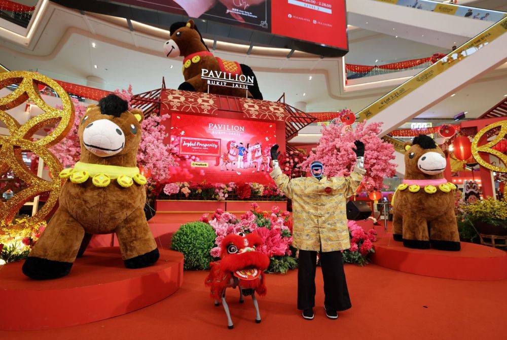 Visitors can enjoy Malaysia’s first robot performances by XiaoMa and MaBao throughout Pavilion Bukit Jalil’s Chinese New Year celebration.