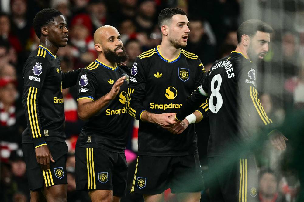 Manchester United's Cameroonian midfielder #19 Bryan Mbeumo (2nd L) celebrates with teammates after scoring his team's first goal to equalise during the English Premier League football match between Arsenal and Manchester United at the Emirates Stadium in London on January 25, 2026. (Photo by Ben STANSALL / AFP) 