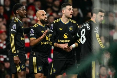 Manchester United's Cameroonian midfielder #19 Bryan Mbeumo (2nd L) celebrates with teammates after scoring his team's first goal to equalise during the English Premier League football match between Arsenal and Manchester United at the Emirates Stadium in London on January 25, 2026. (Photo by Ben STANSALL / AFP) 