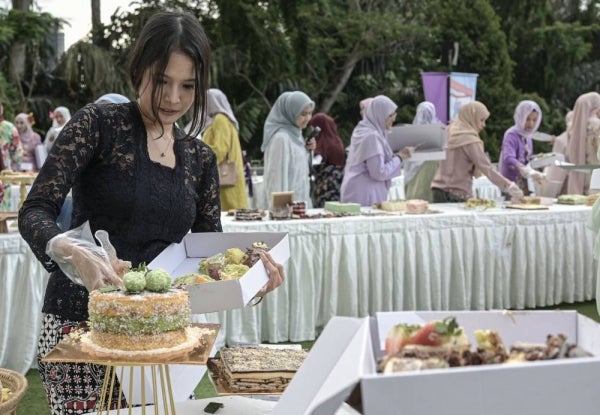 Enjoying cakes and pastries while sipping hot coffee was once closely associated with café settings. However, the experience has now shifted to open spaces as cake-themed picnics, known as “cakenics”, grow increasingly popular among urban communities. - Bernama photo
