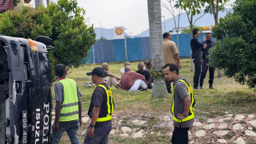 While turning right at the location, the truck lost control and overturned, causing four detainees to be injured while six others suffered minor injuries.