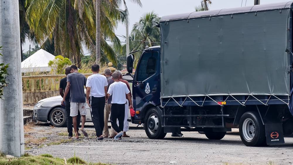 While turning right at the location, the truck lost control and overturned, causing four detainees to be injured while six others suffered minor injuries.