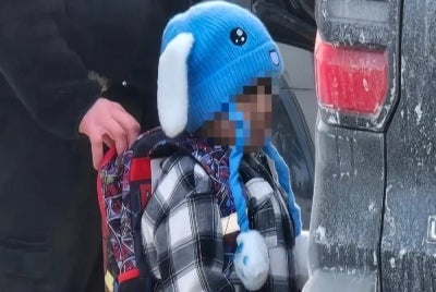 A US judge temporarily blocked the deportation of a five-year-old boy, whose detention by Immigration and Customs Enforcement (ICE) agents last week drew widespread public outrage amid immigration raids in Minneapolis.