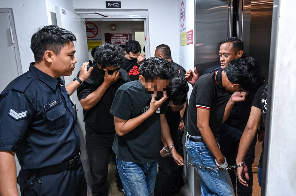 Thirty-three Selangor FC supporters were remanded today for possessing drugs, testing positive for the substance and for obstructing the duties of public servants in connection with the commotion that occurred at the Kuala Terengganu Drawbridge last night. - Photo by Bernama