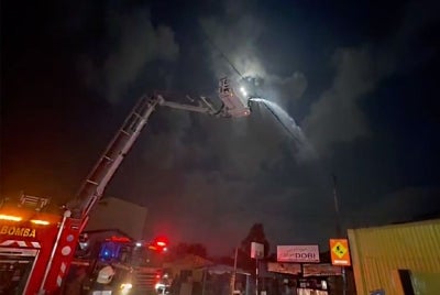 A total of 76.8 tonnes of mandarin oranges intended for Chinese New Year supplies were destroyed in a fire at a warehouse along Jalan Kebun Sultan, Kota Bharu. Photo: Fire and Rescue Department