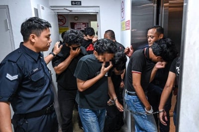Thirty-three Selangor FC supporters were remanded today for possessing drugs, testing positive for the substance and for obstructing the duties of public servants in connection with the commotion that occurred at the Kuala Terengganu Drawbridge last night. - Photo by Bernama