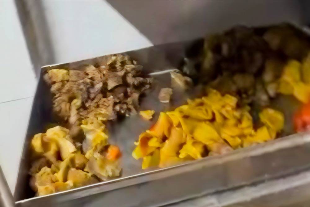 A nasi kandar restaurant in the district has been alleged to have washed leftover food that had already been served to customers before reusing it the following day.