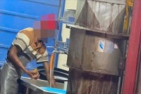 A nasi kandar restaurant in the district has been alleged to have washed leftover food that had already been served to customers before reusing it the following day.