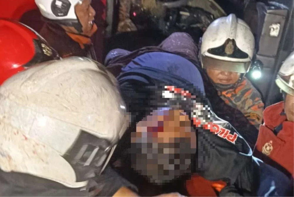 The driver of the 10-tonne bonded lorry was also reported trapped, although the extent of his injuries had yet to be determined during the rescue operation. - Photo courtesy of JBPM