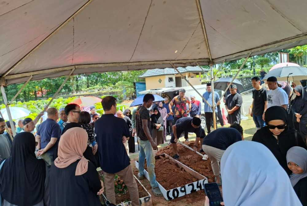 Mek Jah was laid to rest at Bukit Kiara Muslim Cemetery.