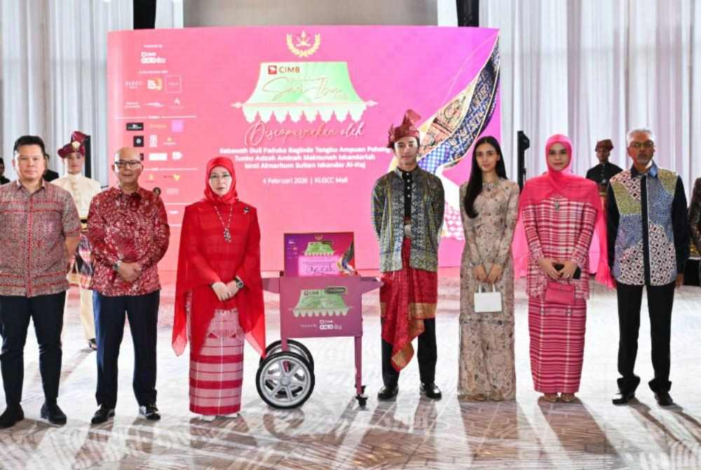 From left: Serai Group managing director Datuk Mohd Najib Abdul Hamid, CIMB chairman Datuk Syed Zaid Albar, Tengku Ampuan Pahang Tunku Azizah Aminah Maimunah Iskandariah; motorsports athlete and CIMB brand partner Amer Harris Jefry; Tengku Puteri Raja Tengku Puteri Iman Afzan and Tengku Puteri Raja Tengku Puteri Afzan Aminah Hafidzatullah and Sime Darby Property Datuk Seri Azmir Merican at the launch of Minggu Seri-Ibu Kraf CIMB. - Photo courtesy of CIMB