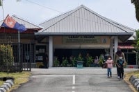 Local residents of Felda Sungai Mas leaving the Bandar Mas Health Clinic, Kota Tinggi Health Department, wearing face masks, today, after Felda Sungai Mas was identified as one of the localities linked to a tuberculosis (TB) cluster. - Photo by Bernama