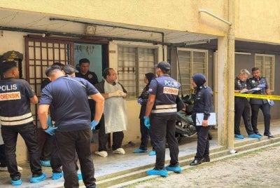 Penang Hospital Consultant Pathologist Datuk Dr Zahari Noor (centre) confirmed the presence of slash wounds on the victim’s neck.