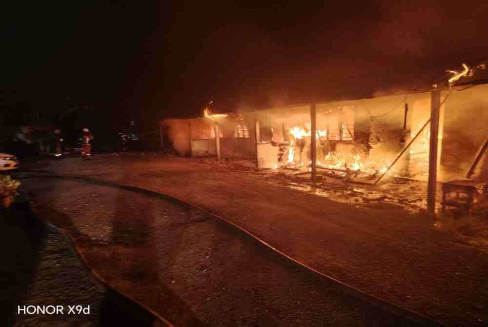 A fire destroyed three houses along Jalan Nuri, Kampung Seri Cheeding here early Friday morning.