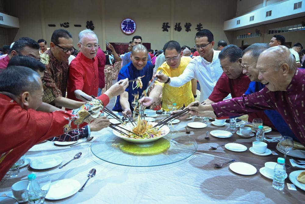 Johor Menteri Besar Datuk Onn Hafiz Ghazi (centre) tossing yee sang during the Chinese New Year Dinner and Fellowship Reception at Che Ann Khor Yong Peng on Sunday. Photo by Bernama