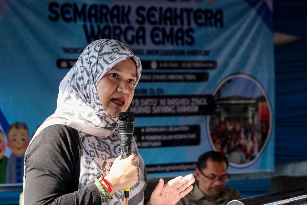Education Minister Fadhlina Sidek said that all school administrators have been given the autonomy to make decisions in handling school activities and operations during hot weather conditions, especially in terms of wearing sports attire in place of the official school uniform. Photo by Bernama