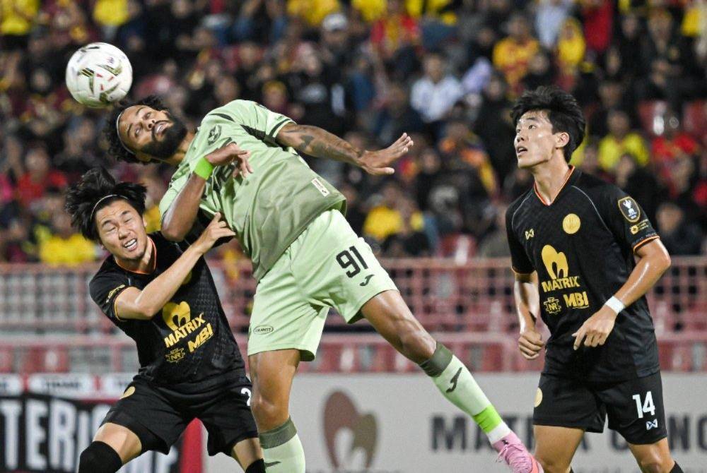 Negeri Sembilan FC player An Sangsu (left) and Selangor FC player Chrigor Flores Moraes (centre) challenge for a header during the Malaysia Cup match at Tuanku Abdul Rahman Paroi Stadium on Sunday. Photo by Bernama
