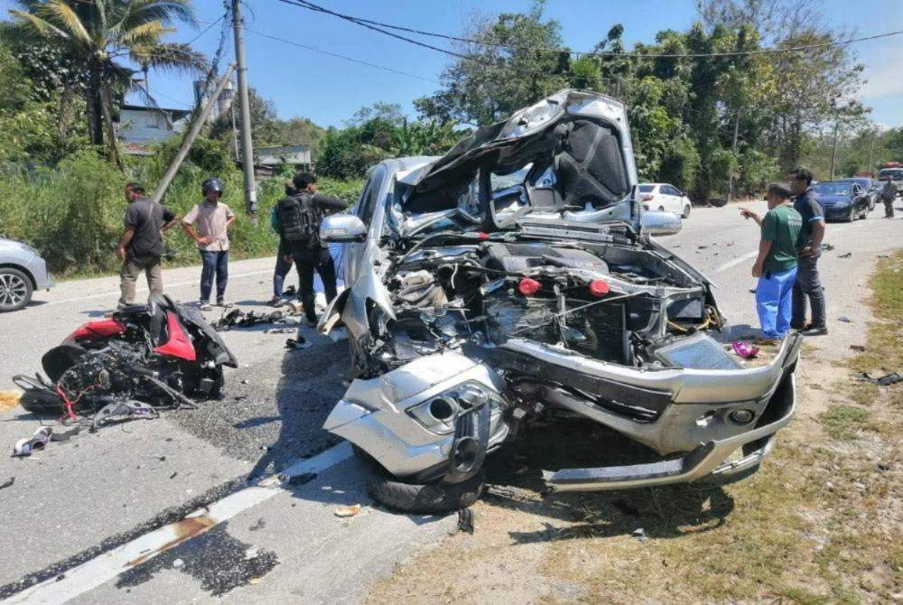 A husband and wife were killed, while three others were injured in a road crash involving a four-wheel drive vehicle and two motorcycles at KM96.4 of the Kuala Kangsar-Pengkalan Hulu route in Gerik on Monday.