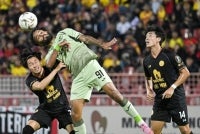 Negeri Sembilan FC player An Sangsu (left) and Selangor FC player Chrigor Flores Moraes (centre) challenge for a header during the Malaysia Cup match at Tuanku Abdul Rahman Paroi Stadium on Sunday. Photo by Bernama