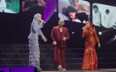 First to perform was Awie, hailed as the ‘rock king’ of the nation and vocalist for the group Wings. He delivered hit songs from ‘Sembilu’ as well as other well-known tracks, including ‘Di Ambang Wati’, ‘Di Penjara Janji’, ‘Ukiran Jiwa’ and ‘Ratuku’. Photo source: ayp.creativeproduction