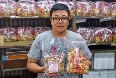 Factory owner Lee Su Wei, 46, said the business was founded by his late uncle, Lee Ghee Bee, and is now operated by the third generation. Photo by Bernama