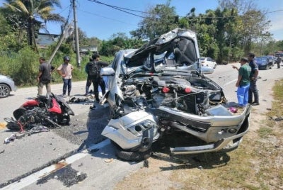 A husband and wife were killed, while three others were injured in a road crash involving a four-wheel drive vehicle and two motorcycles at KM96.4 of the Kuala Kangsar-Pengkalan Hulu route in Gerik on Monday.