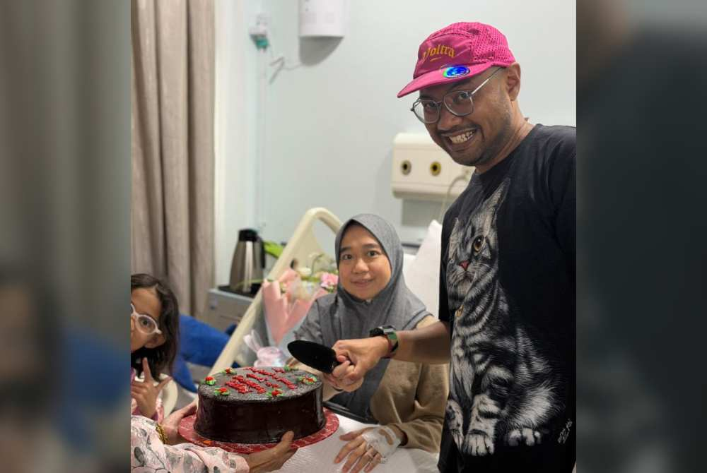 Mohd Nadzim marked his wife’s birthday at the hospital prior to her treatment.
