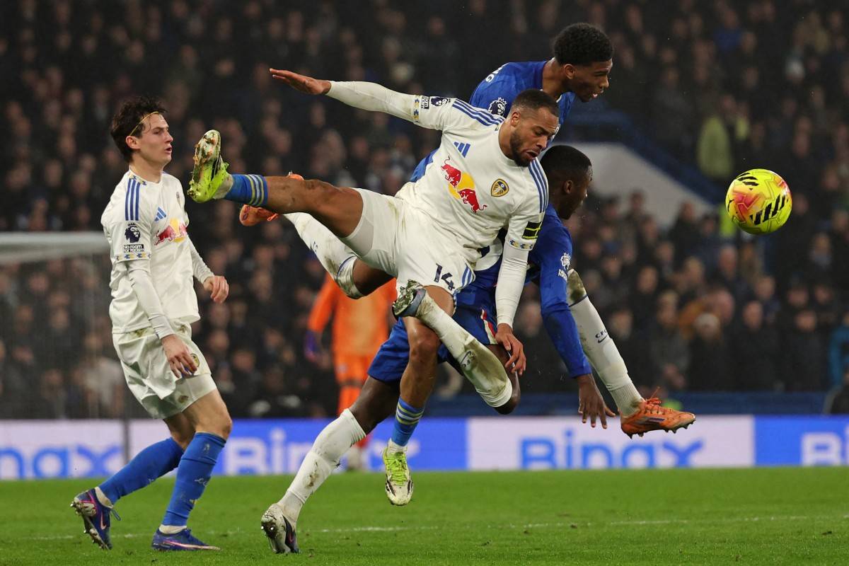 Leeds United's German striker Lukas Nmecha (C) vies with Chelsea's Ecuadorian midfielder Moises Caicedo (R) and Chelsea's English defender Josh-Kofi Acheampong (2R) during the English Premier League football match between Chelsea and Leeds United at Stamford Bridge in London on February 10, 2026. (Photo by Adrian Dennis / AFP)
