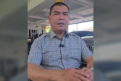Sungai Besar Umno division chief Datuk Seri Jamal Md Yunos claims he raised RM66,000 by auctioning one of his slippers and a towel to settle an outstanding judgment cost of RM66,061.85 owed to Seputeh MP Teresa Kok. Photo: Screenshot of Jamal Yunos' video