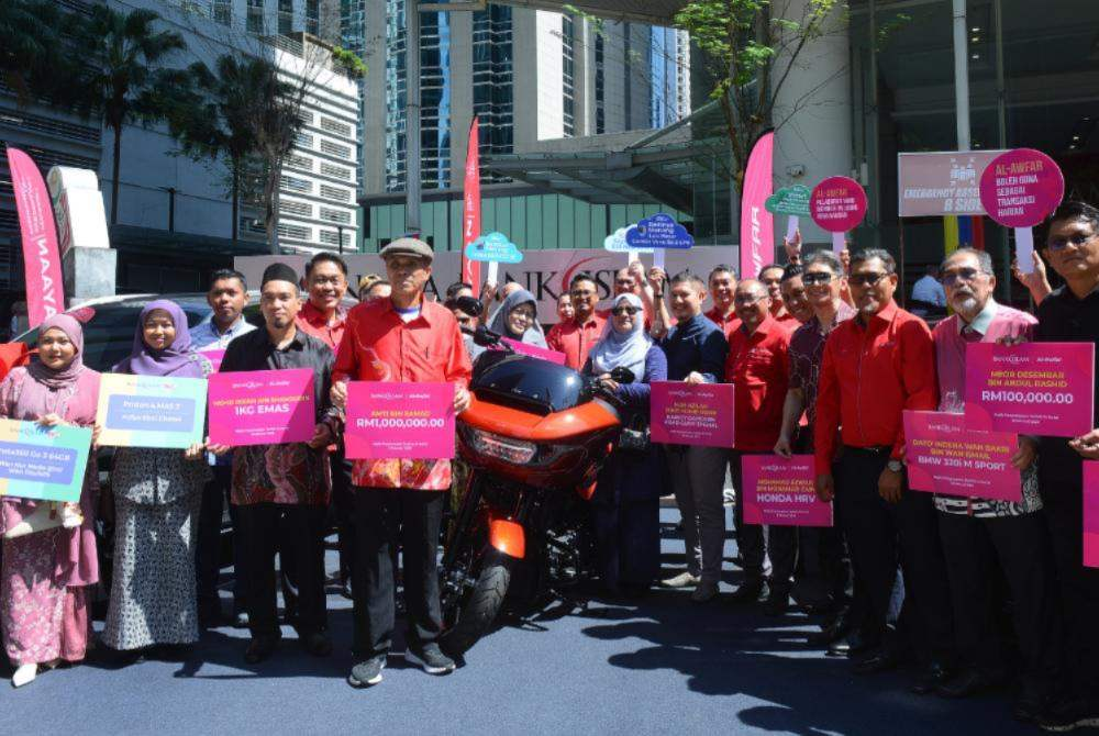 Bank Islam’s Officer-in Charge and Group Chief Business Officer – Retail Banking, Mizan Masram (back, centre), posing for a group photo with the winners at the Bank Islam Mega Financing and Al-Awfar 2025 Prize Presentation Ceremony at Menara Bank Islam on Monday. - Photo by MOHD HALIM ABDUL WAHID