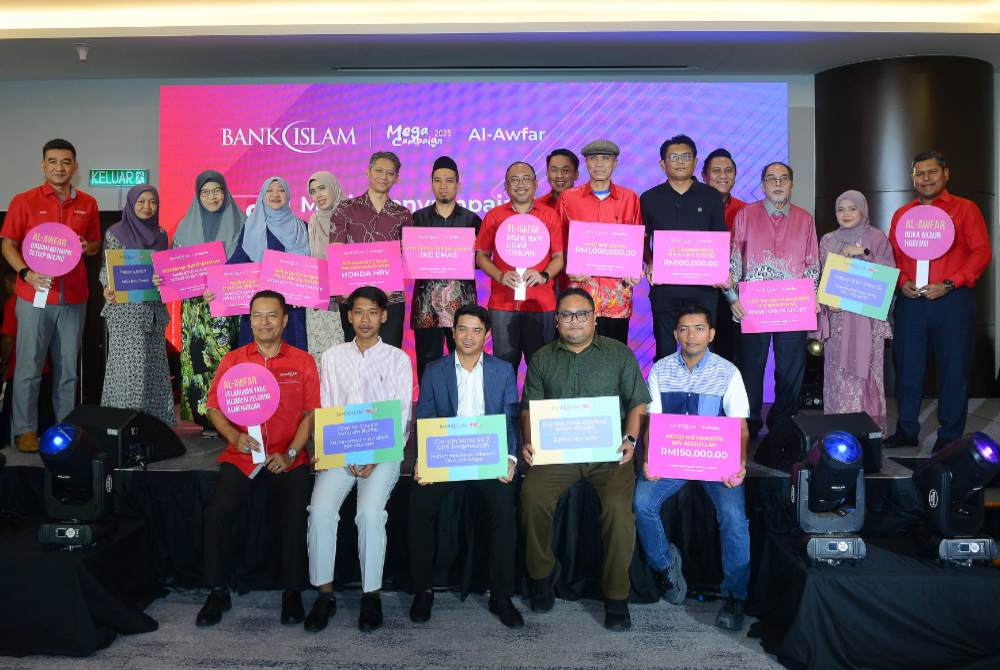 Bank Islam’s Office-in-Charge and Group Chief Business Officer for Retail Banking, Mizan Masram (back, centre), with winners of the Bank Islam Mega Financing and Al-Awfar 2025 Prize Presentation Ceremony at Menara Bank Islam on Monday. - Photo by Mohd Halim Abdul Wahid/SINAR HARIAN