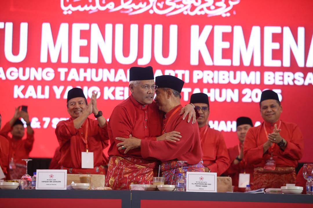 Hamzah and Muhyiddin embrace on the last day of the party's annual general assembly in September 2025. (PHOTO BY ROSLI TALIB) 