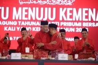 Hamzah and Muhyiddin embrace on the last day of the party's annual general assembly in September 2025. (PHOTO BY ROSLI TALIB) 