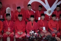 Hamzah (second from left) with the Bersatu top leadership. (SINAR PHOTO) 