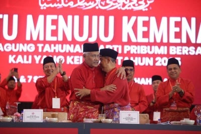 Hamzah and Muhyiddin embrace on the last day of the party's annual general assembly in September 2025. (PHOTO BY ROSLI TALIB) 