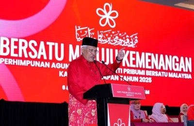 Bersatu deputy president Datuk Seri Hamzah Zainudin delivering his speech at the party's annual general assembly held at IDCC, Shah Alam on Sept 6, 2025. (SINAR PHOTO) 