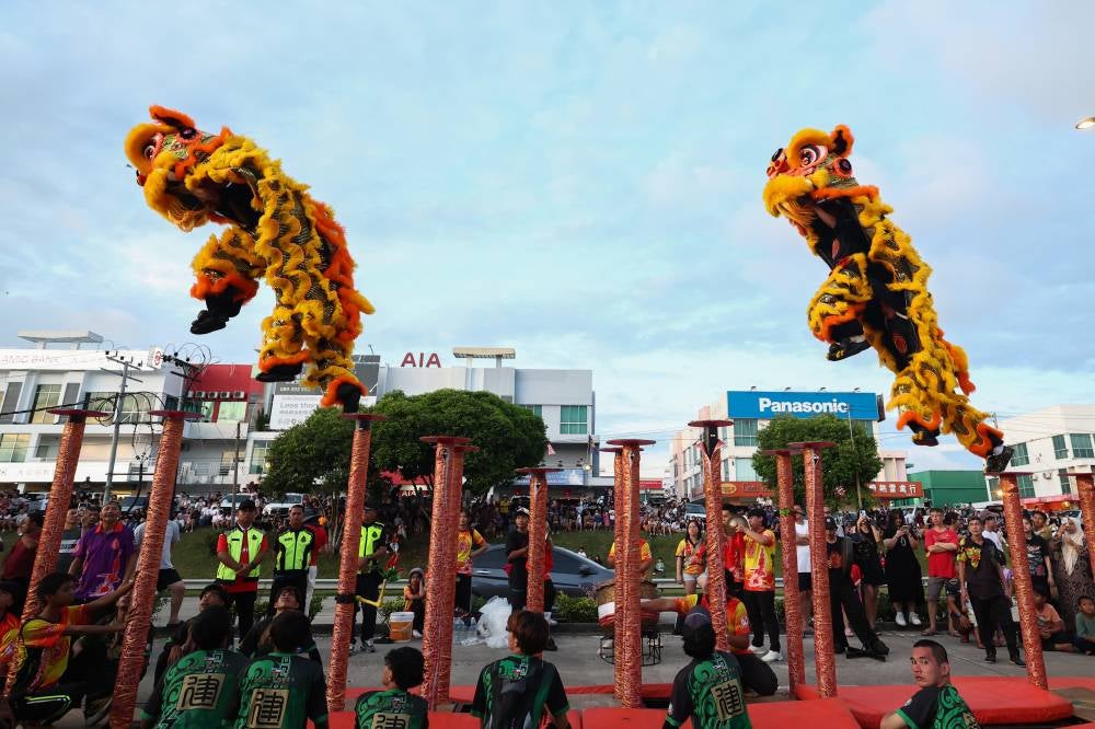 Occurring once every 33 years, Malaysia previously experienced ‘Gong Xi Raya’ from 1963 to 1965 and again from 1996 to 1998. - Bernama photo for illustration purpose only