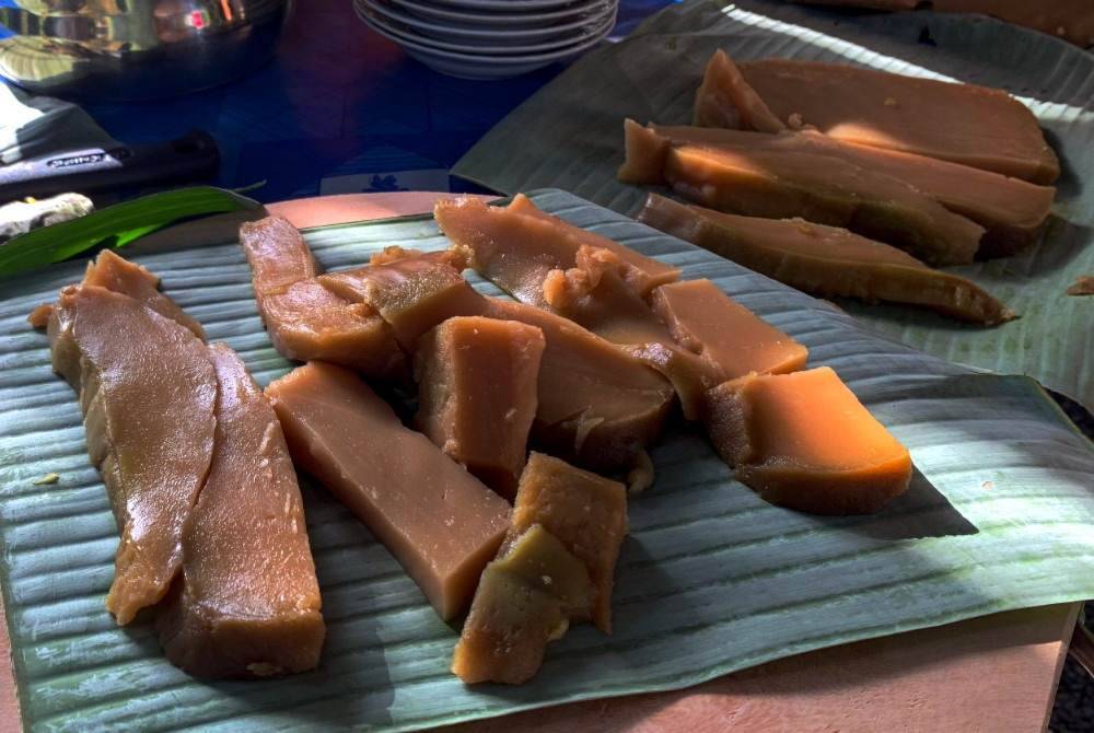 At 80, Wee is still very much at the heart of the festive rush, tirelessly preparing Kiam Koay, or ‘Kia Koi’ in the Kelantan dialect - a traditional cake passed down through four generations. Photo by Bernama