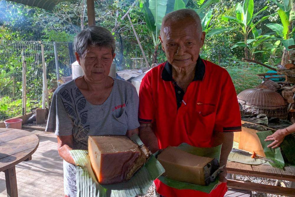 At 80, Wee is still very much at the heart of the festive rush, tirelessly preparing Kiam Koay, or ‘Kia Koi’ in the Kelantan dialect - a traditional cake passed down through four generations. Photo by Bernama