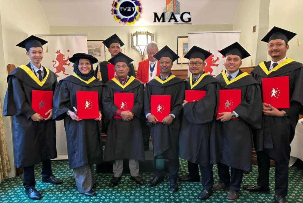 Nine MAG graduates received recognition at the House of Commons International Convention at the Parliament of the United Kingdom in November, last year.