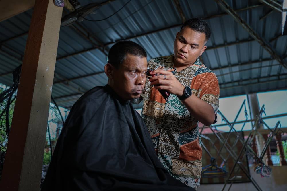 A Malaysian Skills Certificate (SKM) Level 3 holder in hairdressing, Ezuan resolved to use his skills to serve those who are frail, terminally ill or have little hope of recovery, free of charge. - Bernama photo