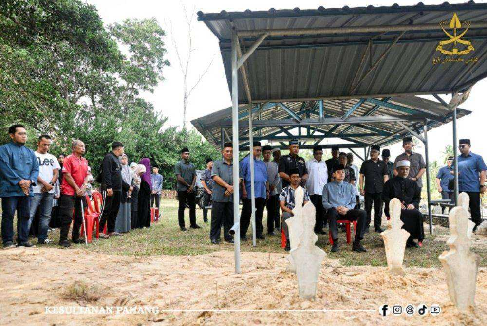 The Tengku Mahkota of Pahang, Tengku Hassanal Ibrahim Alam Shah, visited the next of kin of a family of five who were killed in a tragic incident at Taman Cerating Damai here on Thursday. Photo: Facebook/Kesultanan Pahang