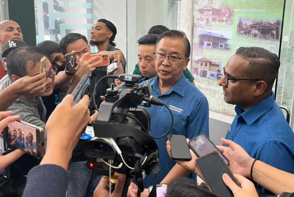 Dominic (centre) when met by reporters after the conclusion of the PN Supreme Council meeting at the PAS Central Office on Sunday.
