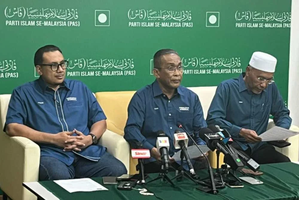 Takiyuddin (centre) during a press conference after the conclusion of the PN extraordinary Supreme Council meeting on Sunday (Feb 22) at the Pas Central Office. 